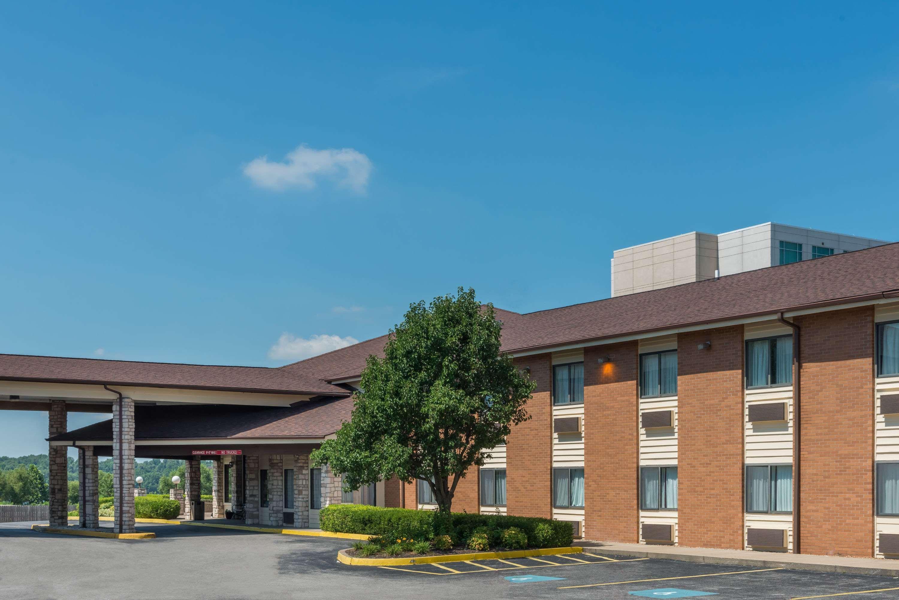 Hotel Baymont By Wyndham Metropolis Exteriér fotografie